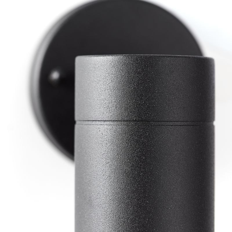 Jandy Noir lampe d’extérieur De Brilliant - Cette applique murale est &agrave; la fois d&eacute;corative et fonctionnelle, offrant une lumi&egrave;re chaleureuse &agrave; la tomb&eacute;e de la nuit.