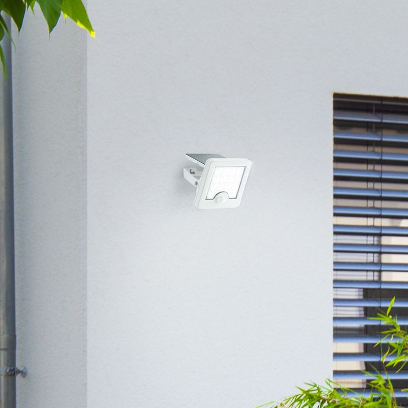 Luton Blanc lampe solaire De Brilliant - Fonctionnant &agrave; l'&eacute;nergie solaire, ce luminaire est &eacute;cologique et &eacute;conomique, et son d&eacute;tecteur de mouvement int&eacute;gr&eacute; offre trois r&eacute;glages pour un &eacute;clairage optimal.