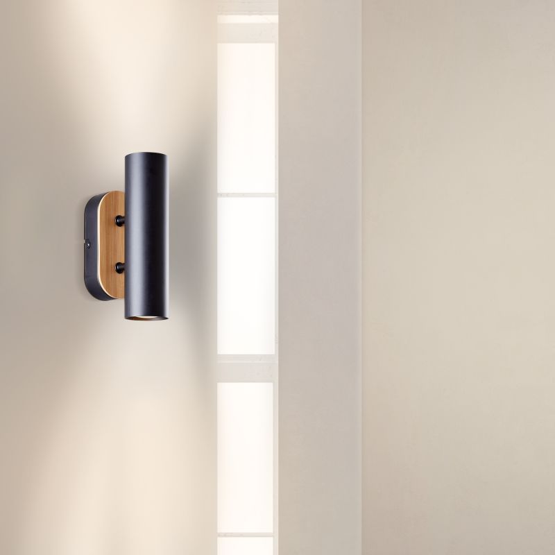 Niels Noir applique murale De Brilliant - Niels est une élégante applique murale en métal et bambou, un matériau renouvelable et écologique qui crée une atmosphère chaleureuse et cosy.