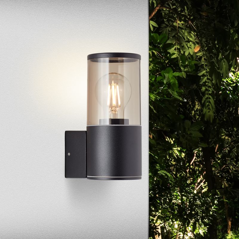 Sergioro Noir lampe d’extérieur De Brilliant - L'applique murale Sergioro est un luminaire polyvalent qui permet d'&eacute;clairer les fa&ccedil;ades de mani&egrave;re d&eacute;corative et d'&eacute;clairer les couloirs et les all&eacute;es en toute s&eacute;curit&eacute;.
