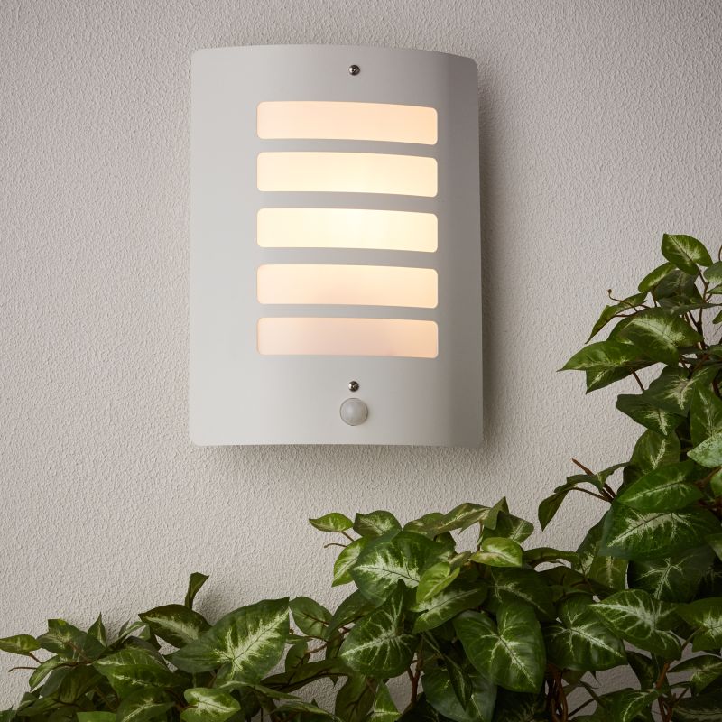 Todd Blanc lampe d’extérieur De Brilliant - Todd est une applique murale polyvalente qui assure à la fois un éclairage décoratif de façade et la sécurité de l'entrée.