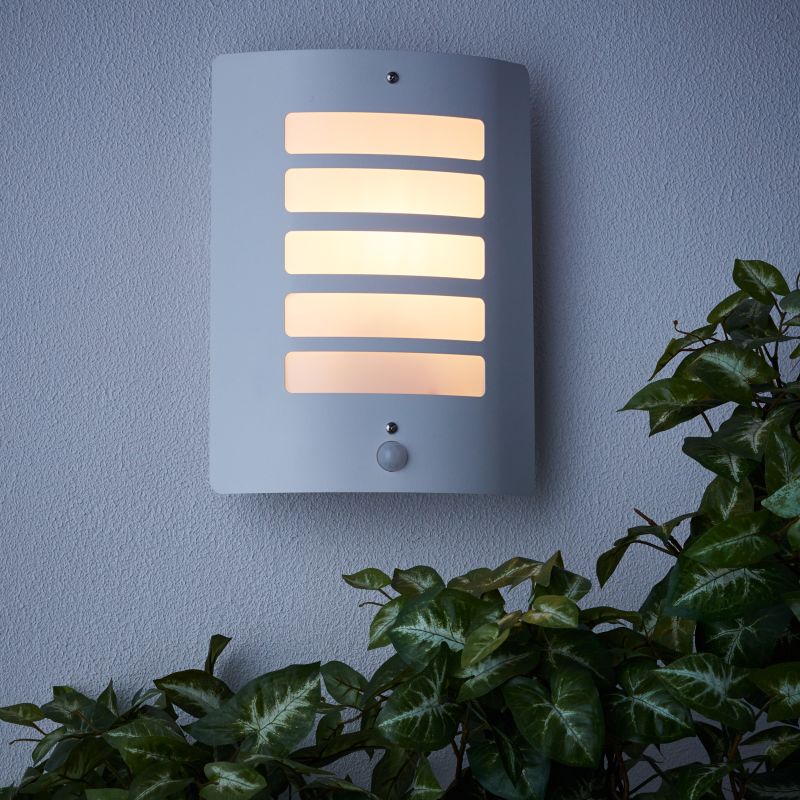 Todd Blanc lampe d’extérieur De Brilliant - Todd est une applique murale polyvalente qui assure à la fois un éclairage décoratif de façade et la sécurité de l'entrée.