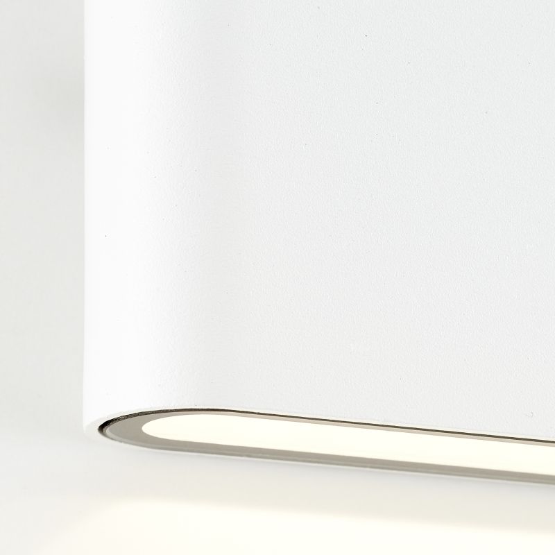 Welbie Blanc lampe d’extérieur De Brilliant - Avec son design élégant, elle est à la fois fonctionnelle et décorative sur la façade, car la lumière éclaire le mur vers le bas et vers le haut.