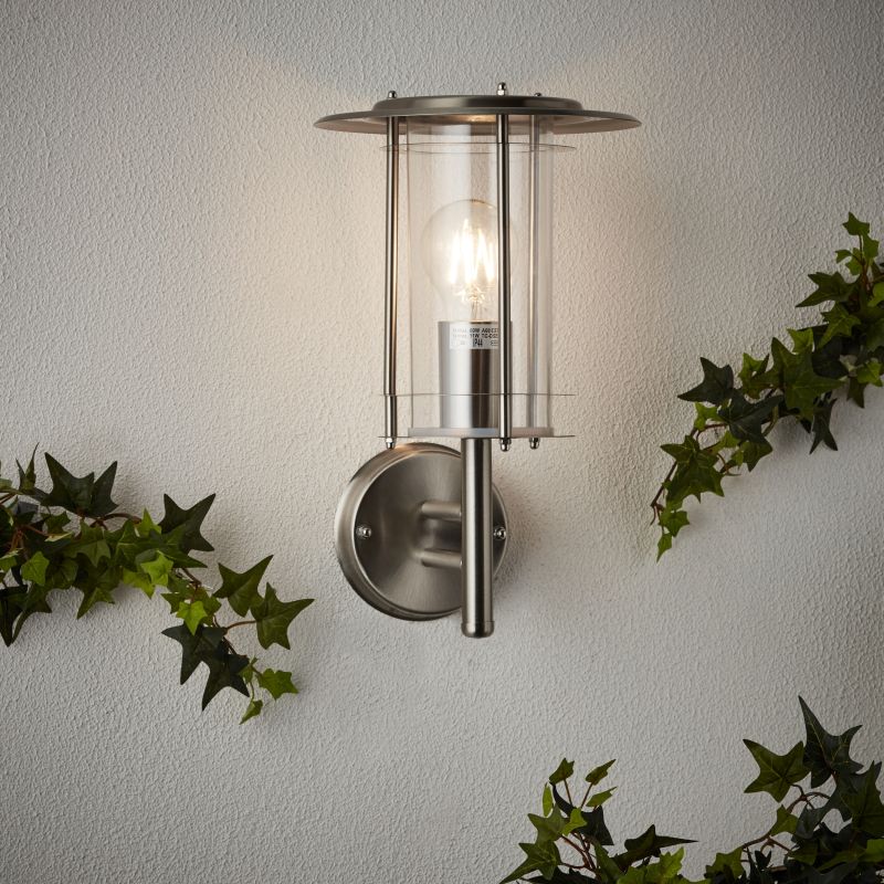 York Acier lampe d’extérieur De Brilliant - Cette applique murale en métal avec finition en acier inoxydable est idéale pour l'entrée de votre maison.