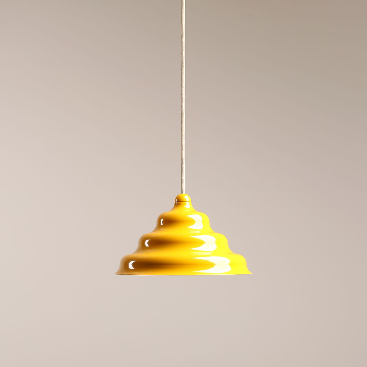 Wave Ø23 Jaune suspension De Artera - Wave est une suspension moderne au design rétro, ce qui en fait une lumière polyvalente qui s'intègre dans n'importe quelle maison.