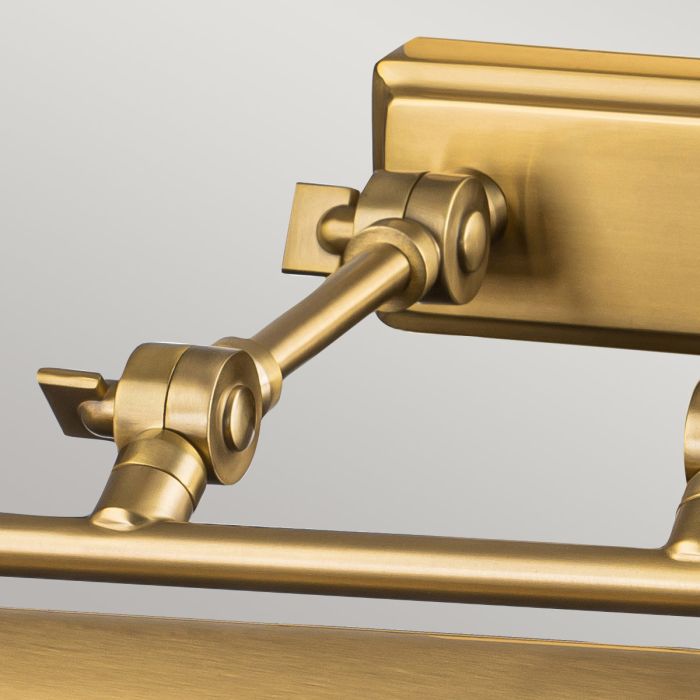 Winchfield 70cm Laiton antique De Elstead Lighting - Disponible en laiton antique, noir mat et effet chêne pour écrans et supports muraux.