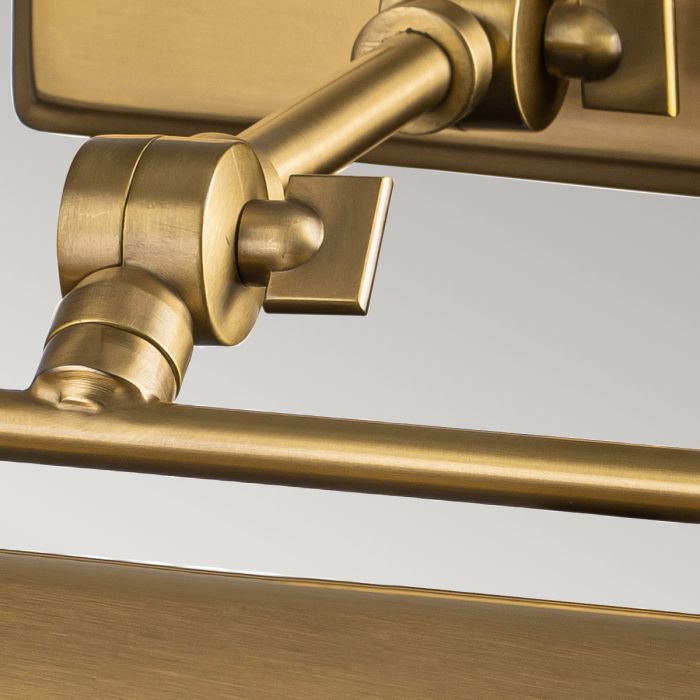 Winchfield 45cm Laiton antique De Elstead Lighting - Disponible en laiton antique, noir mat et effet chêne pour écrans et supports muraux.