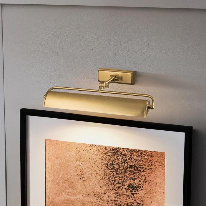 Winchfield 45cm Laiton antique De Elstead Lighting - Disponible en laiton antique, noir mat et effet chêne pour écrans et supports muraux.