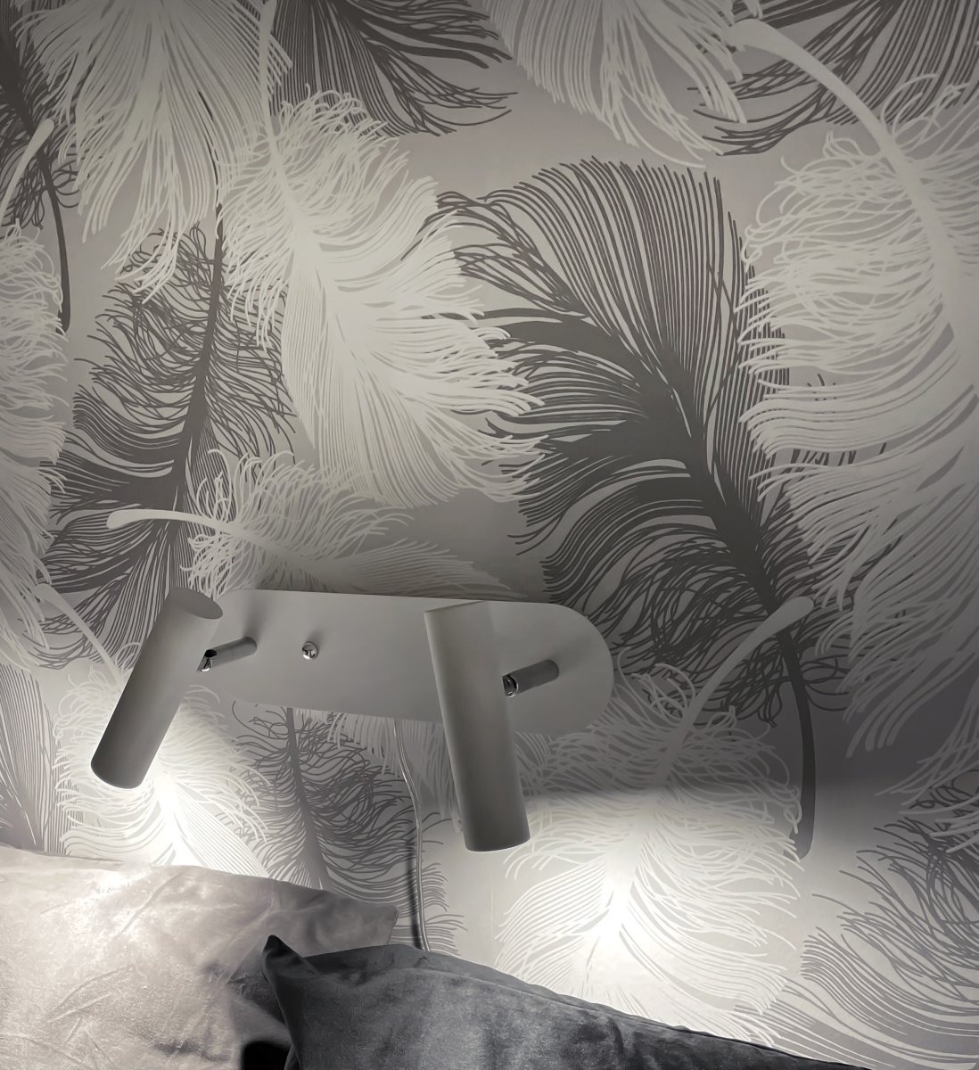 Artic Blanc lampe de lecture De Aneta Lighting - 2 t&ecirc;tes r&eacute;glables avec source de lumi&egrave;re LED qui fournit une agr&eacute;able lumi&egrave;re blanche chaude.