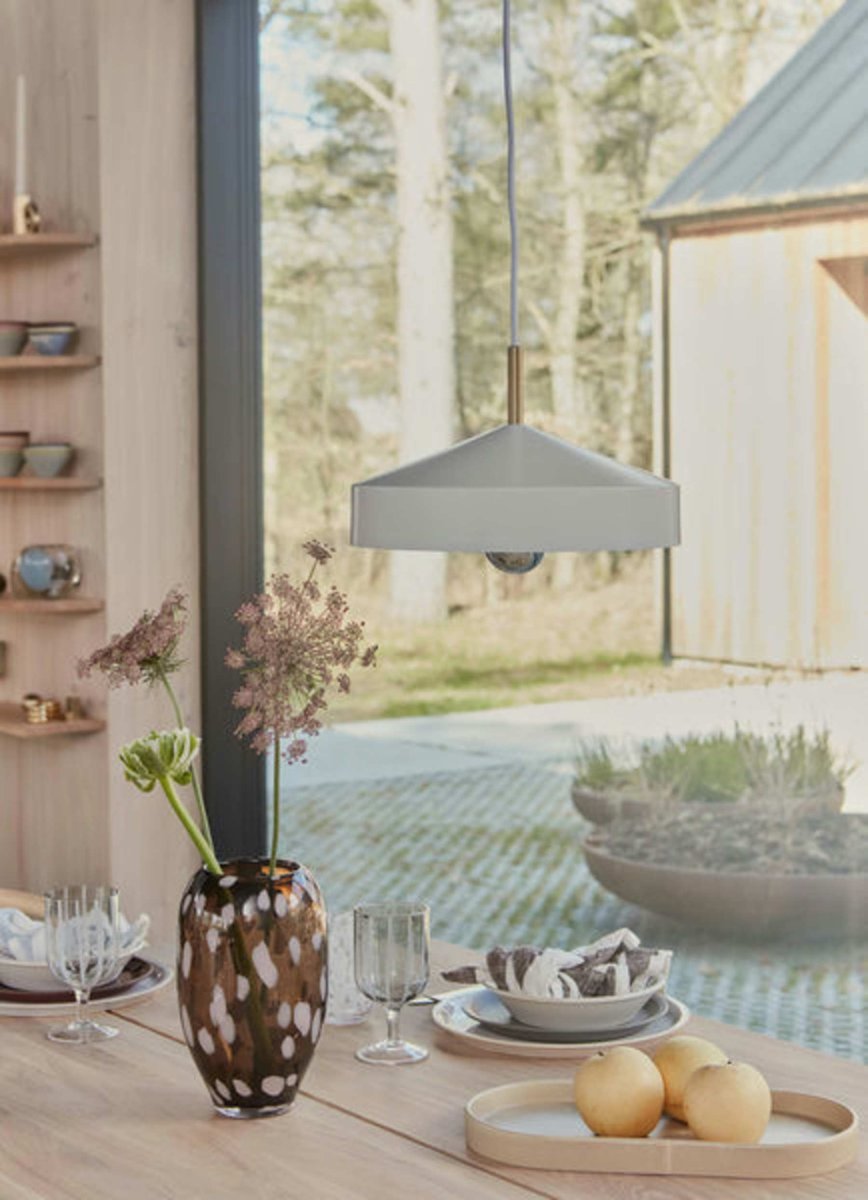 Hatto Ø30 Blanc suspension De OYOY - Son abat-jour en forme de chapeau, inspir&eacute; du mot japonais &laquo;&nbsp;hatto&nbsp;&raquo;, lui conf&egrave;re un style moderne qui s'int&egrave;gre parfaitement &agrave; tous les int&eacute;rieurs.