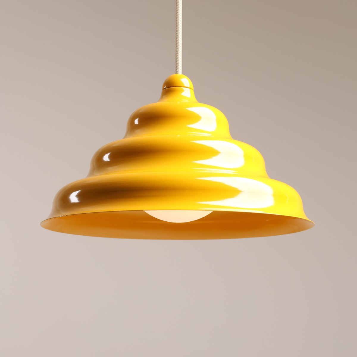 Wave Ø23 Jaune suspension De Artera - Wave est une suspension moderne au design rétro, ce qui en fait une lumière polyvalente qui s'intègre dans n'importe quelle maison.