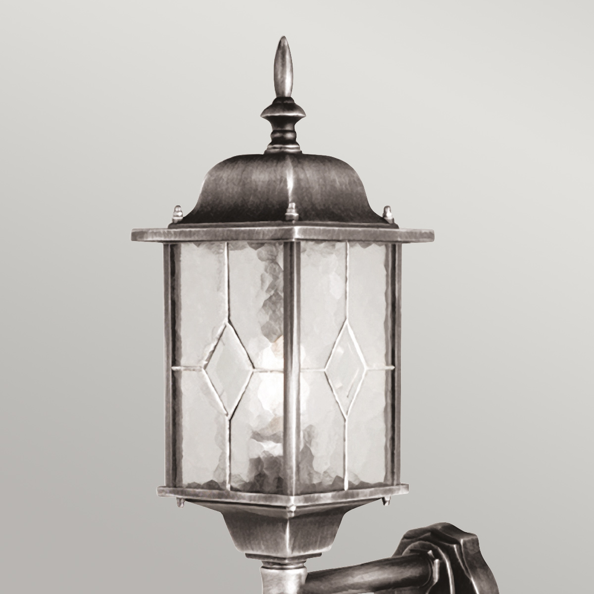 Wexford Argent lampe d’extérieur De Elstead Lighting - Elle est équipée d'un détecteur de mouvement pratique qui l'allume automatiquement dès qu'une personne se déplace dans un rayon de 1 à 8 mètres et un angle de détection de 120 degrés.