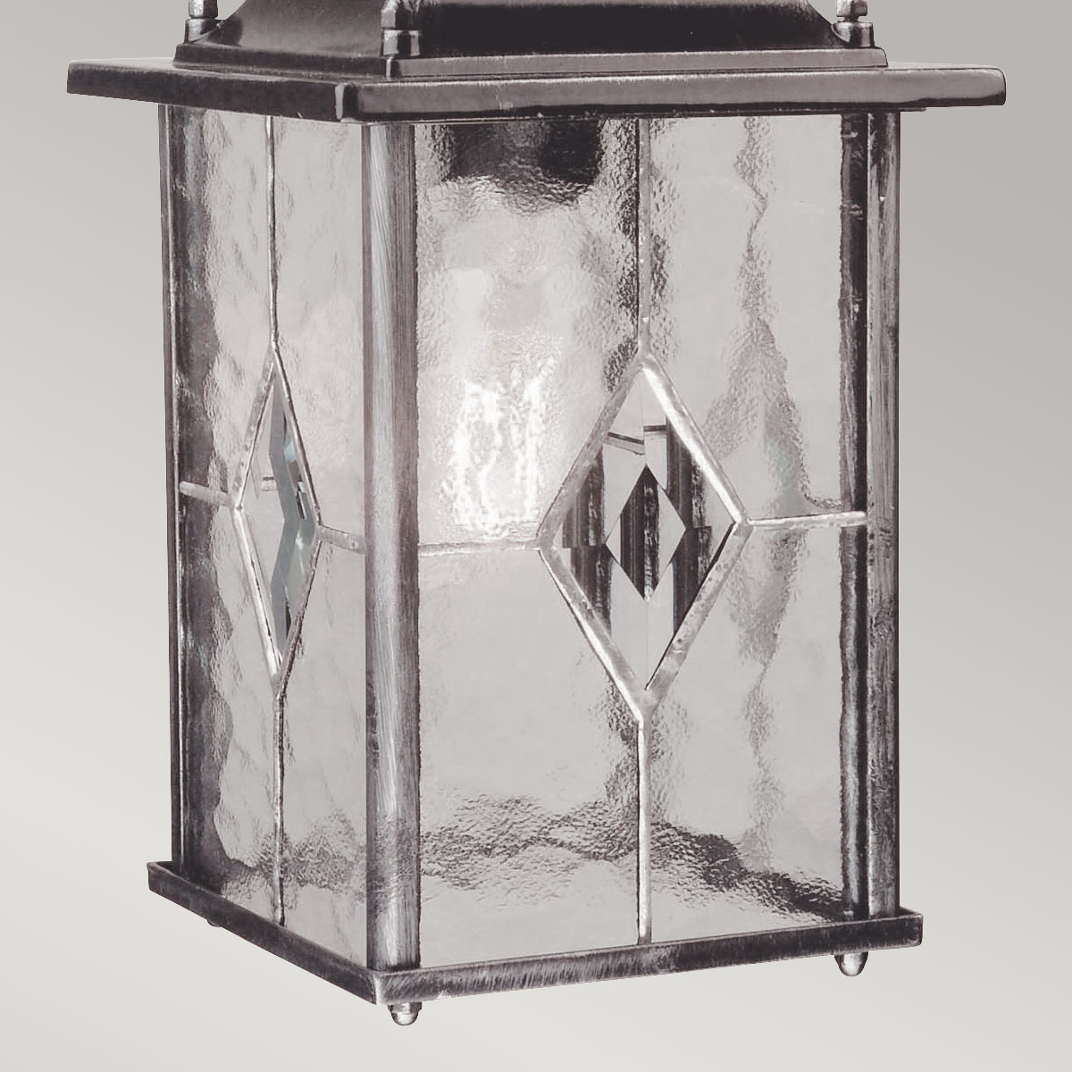 Wexford 16cm Argent De Elstead Lighting - Wexford est une lanterne suspendue d'extérieur classique en aluminium, avec une élégante finition argent foncé et des éléments décoratifs en verre imitant le vitrail.