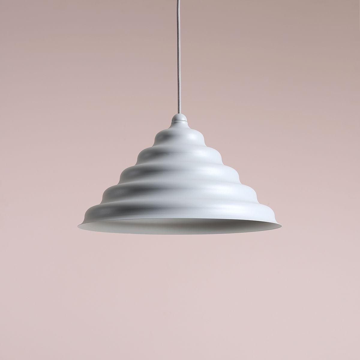 Wave Ø36 Bleu suspension De Artera - Wave est une suspension moderne au design rétro, ce qui en fait une lumière polyvalente qui s'intègre dans n'importe quelle maison.