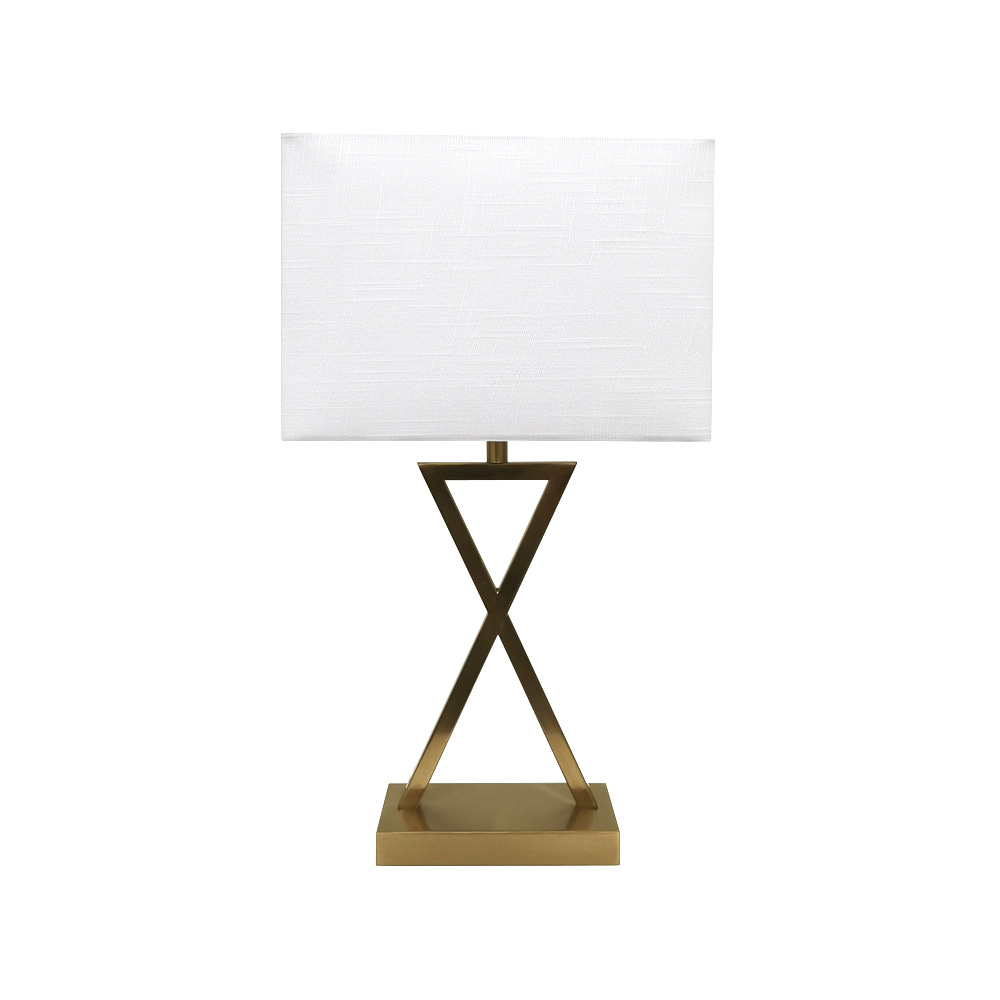 X-factor 54cm Laiton lampe de table De Nordic Lighting - La lampe de table X-Factor associe un pied en m&eacute;tal g&eacute;om&eacute;trique moderne &agrave; une &eacute;l&eacute;gante finition laiton et un abat-jour en lin blanc.