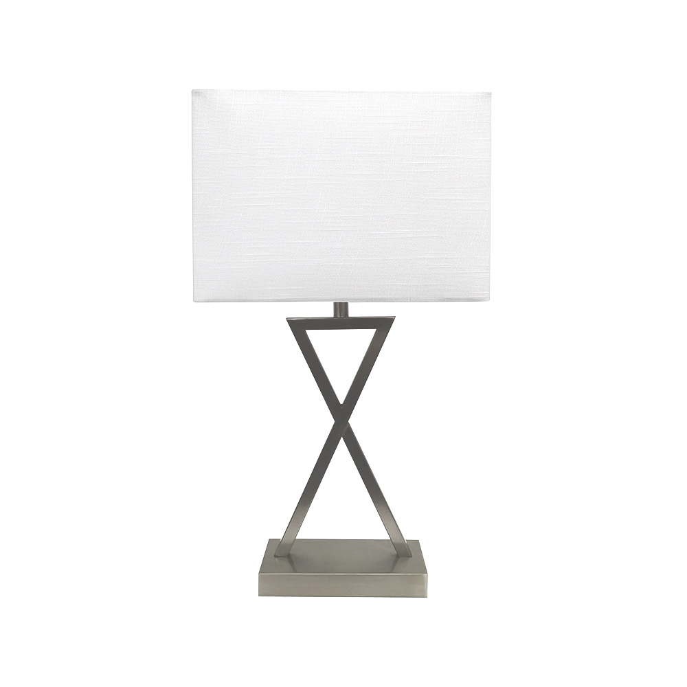 X-factor 54cm Nickel lampe de table De Nordic Lighting - La lampe de table X-Factor associe un pied en m&eacute;tal g&eacute;om&eacute;trique et moderne, dans une &eacute;l&eacute;gante finition nickel satin&eacute;, &agrave; un abat-jour en lin blanc.