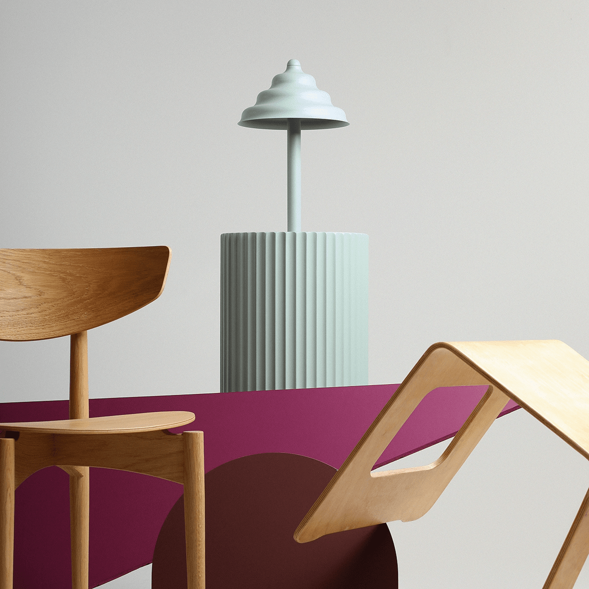 Wave 36cm Bleu lampe de table De Artera - Wave est une lampe de table moderne au design rétro, ce qui en fait un luminaire polyvalent qui s'intègre dans n'importe quelle maison.