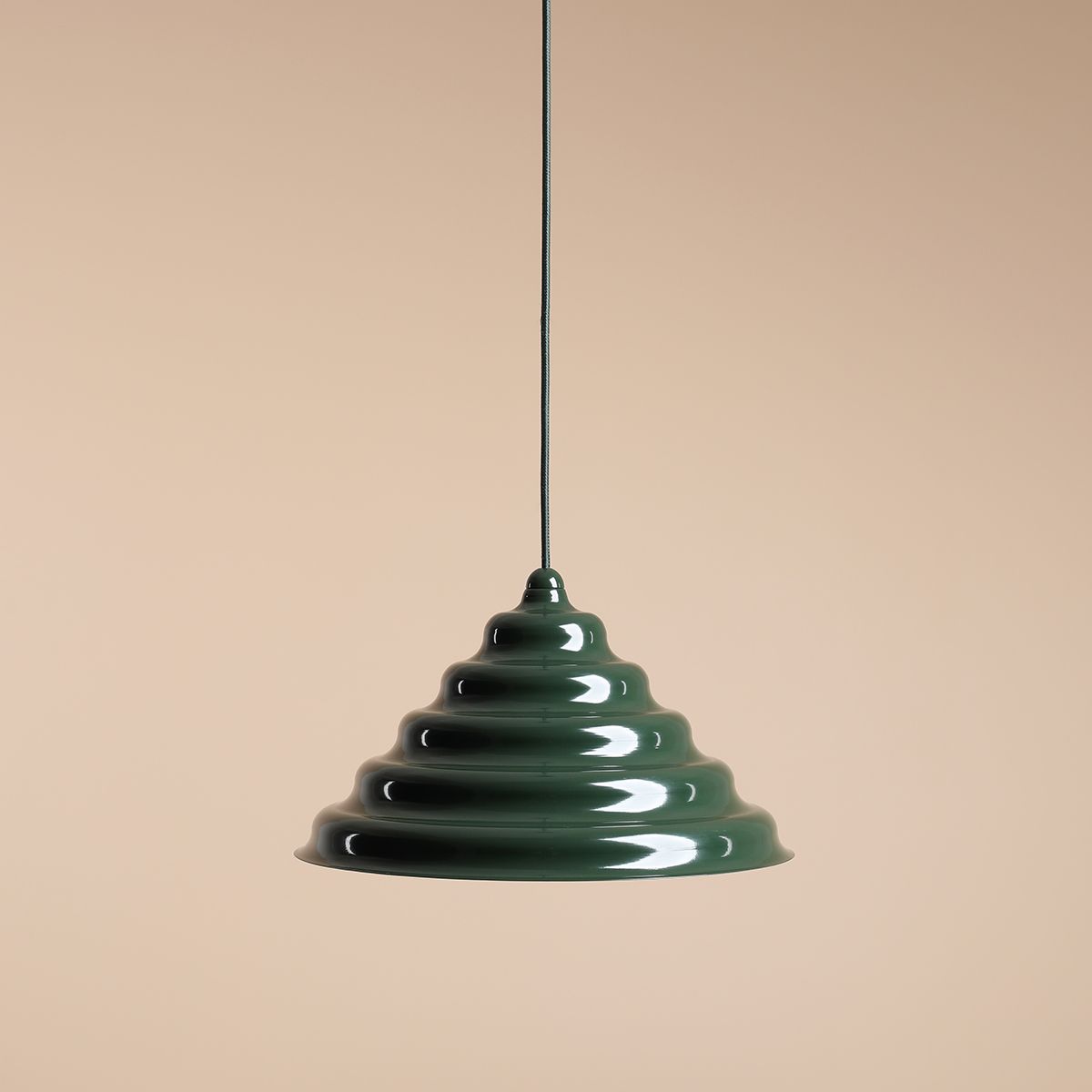 Wave Ø36 Vert foncé suspension De Artera - Wave est une suspension moderne au design rétro, ce qui en fait une lumière polyvalente qui s'intègre dans n'importe quelle maison.