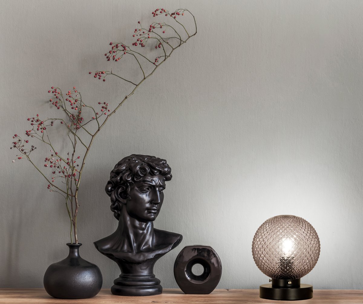 Flory 20cm Couleur fumée lampe de table De Aneta Lighting - Le verre d&eacute;coratif entoure la source lumineuse et cr&eacute;e une r&eacute;partition lumineuse chaleureuse et harmonieuse dans la pi&egrave;ce.