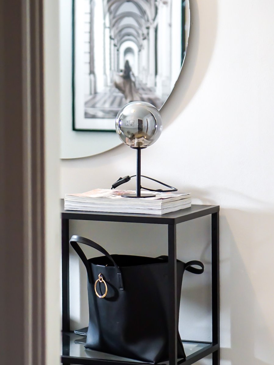 Molekyl 27cm Gris fumé lampe de table De Aneta Lighting - Le design moderne et la base élégante de la lampe en font un détail idéal sur la table de chevet, la bibliothèque ou le rebord de la fenêtre.