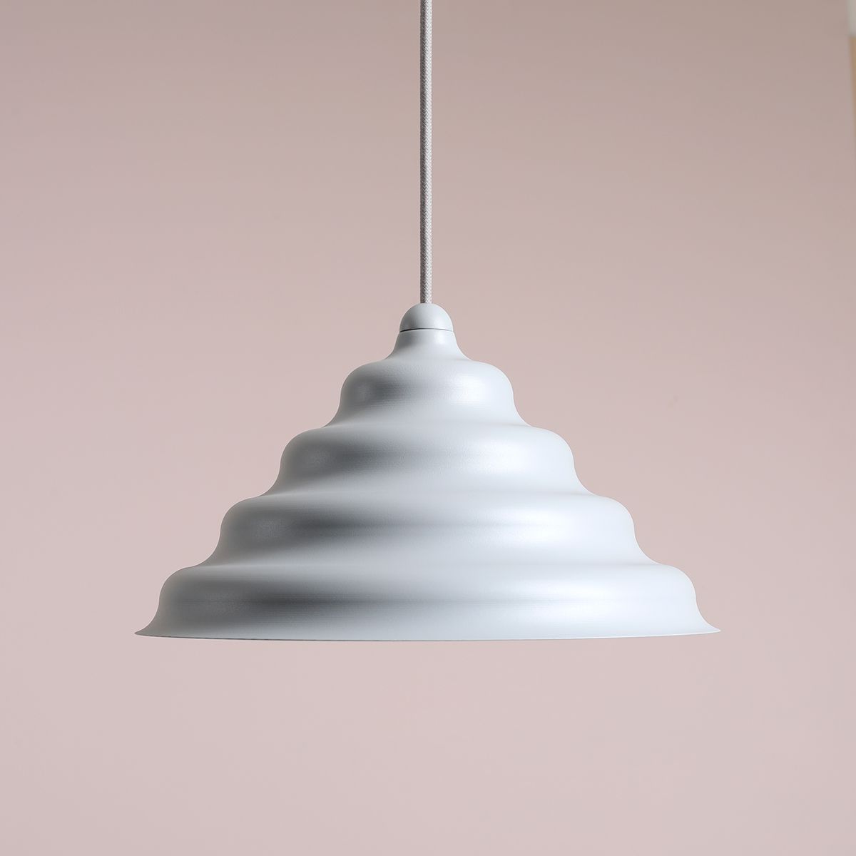 Wave Ø30 Bleu suspension De Artera - Wave est une suspension moderne au design rétro, ce qui en fait une lumière polyvalente qui s'intègre dans n'importe quelle maison.
