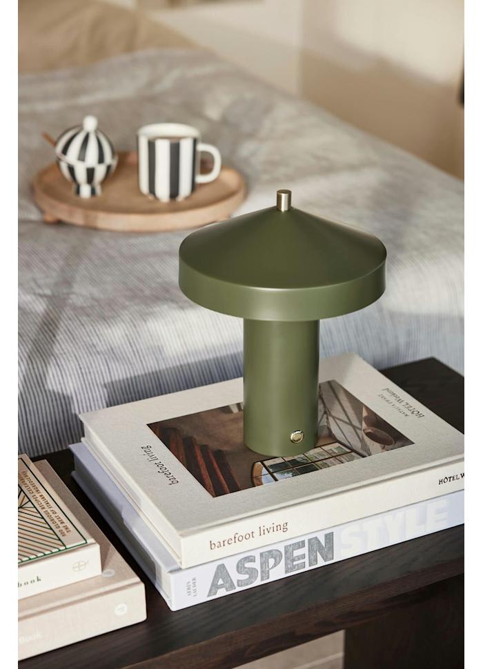 Hatto 25cm Vert portable De OYOY - Dot&eacute;e de trois niveaux de gradation et d'une LED &eacute;co&eacute;nerg&eacute;tique, elle offre une lumi&egrave;re agr&eacute;able et personnalisable pour r&eacute;pondre &agrave; tous vos besoins.