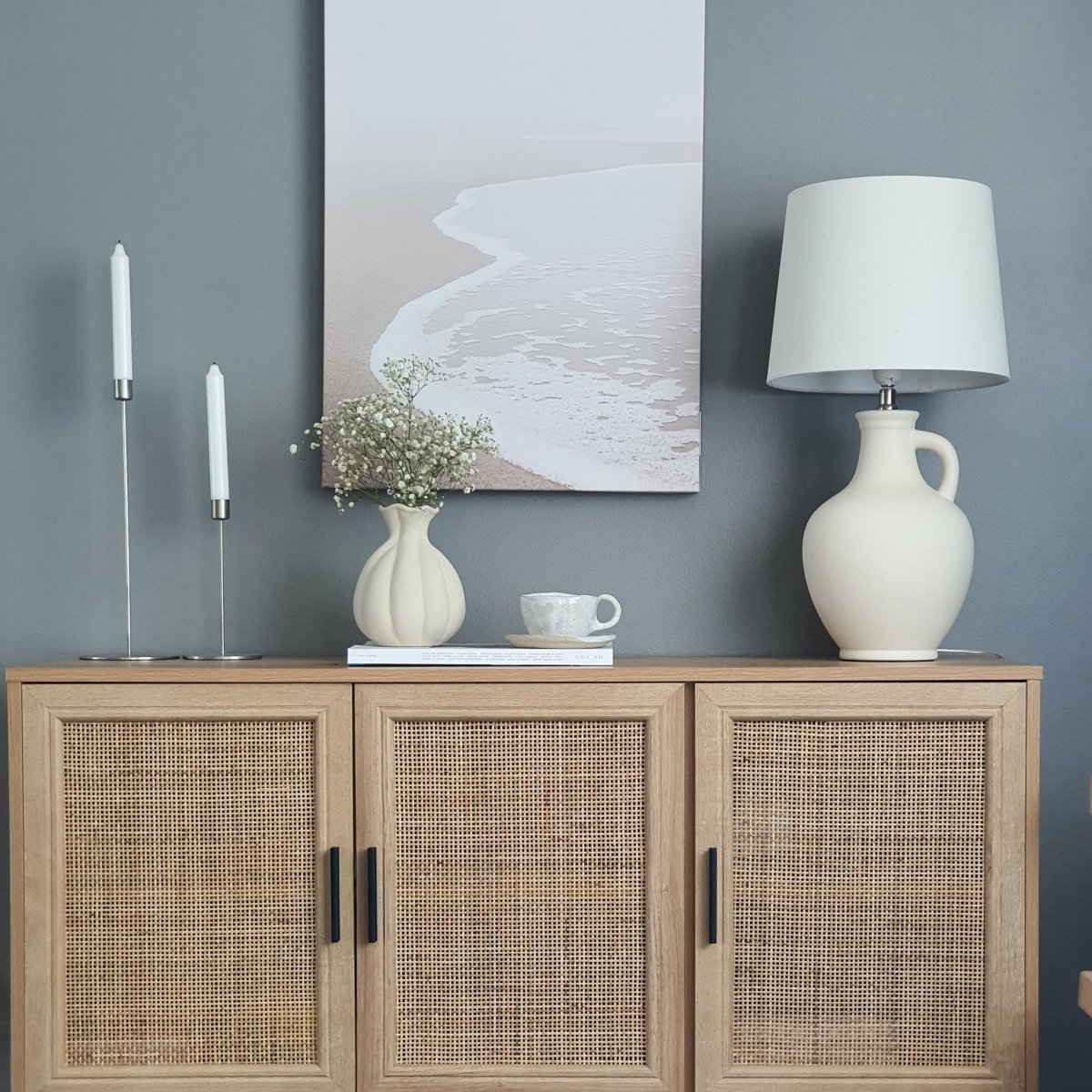 Athena 58cm Blanc naturel lampe de table De Aneta Lighting - Avec une base en céramique incurvée en forme de cruche antique, il ajoute une touche rustique à votre maison.