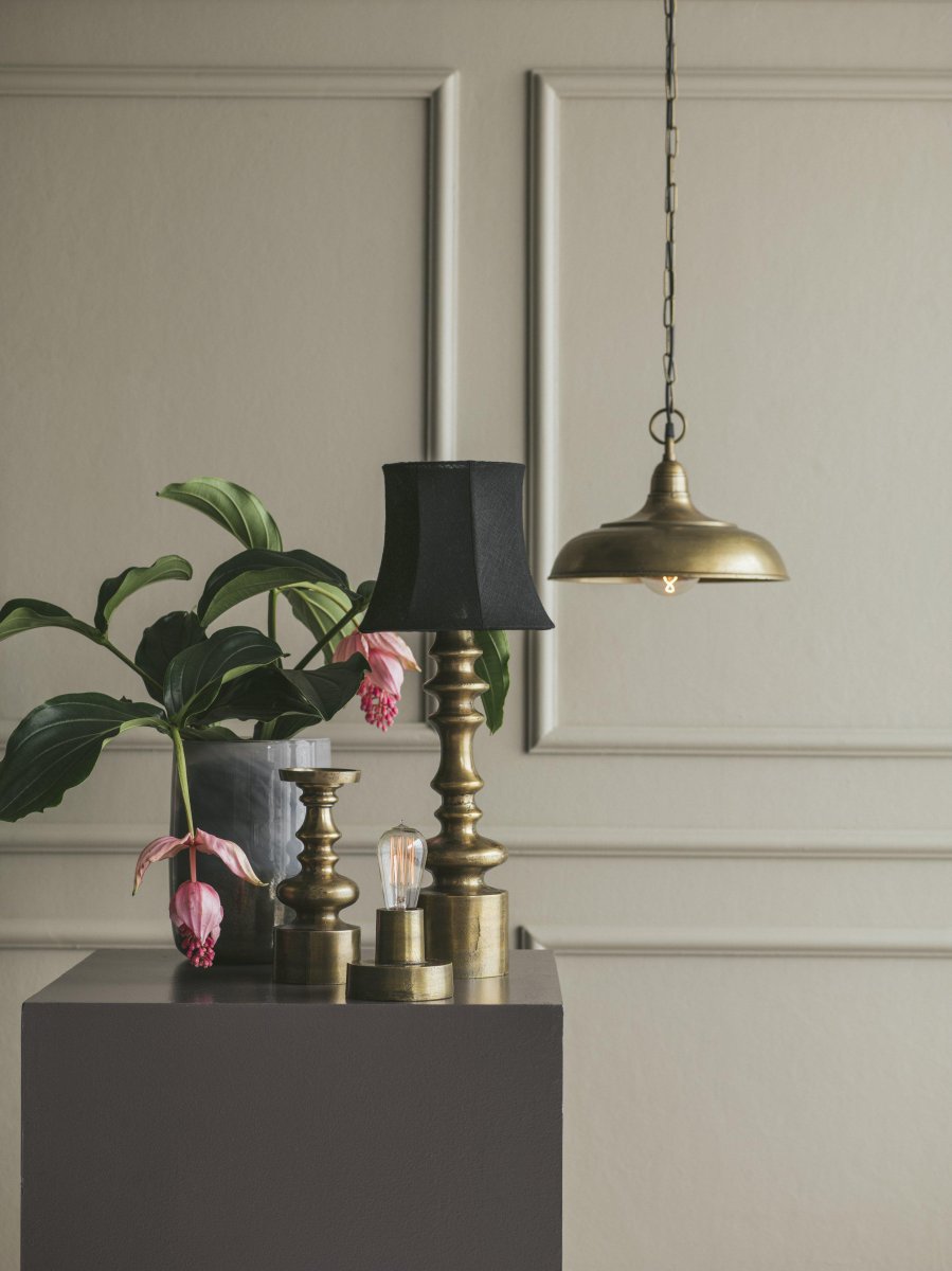 Philadelphia Ø35 Or suspension De PR Home - Le plafonnier est dot&eacute; d'une cha&icirc;ne en laiton de 1,2 m&egrave;tre de long et d'un bo&icirc;tier de plafond de la m&ecirc;me couleur.