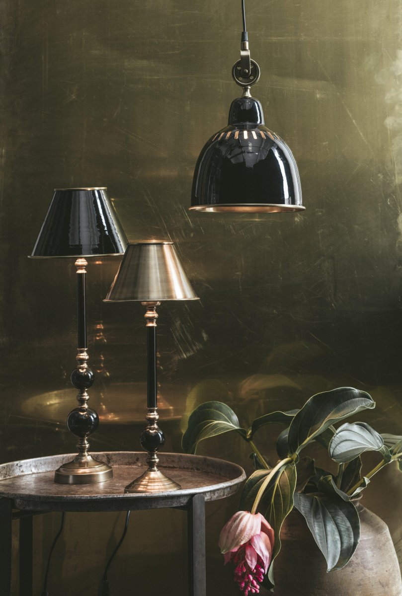 Cleveland Ø23 Noir suspension De PR Home - La lumière dirigée vers le bas crée un éclairage agréable, faisant de ce luminaire un choix idéal pour les cuisines, les salons et les fenêtres.