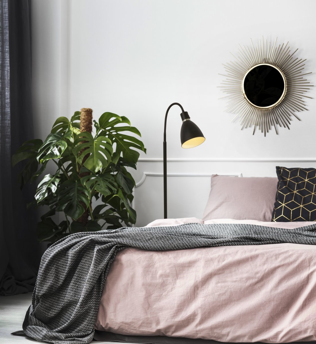 Idre 1 Noir lampadaire De Aneta Lighting - Le bras mobile en fait une lampe de lecture parfaite.