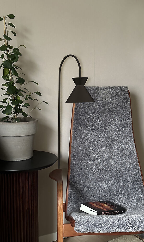 Coni Noir lampadaire De Aneta Lighting - Le magnifique lampadaire Coni au design intemporel s'harmonise aussi bien avec les intérieurs classiques que rustiques.