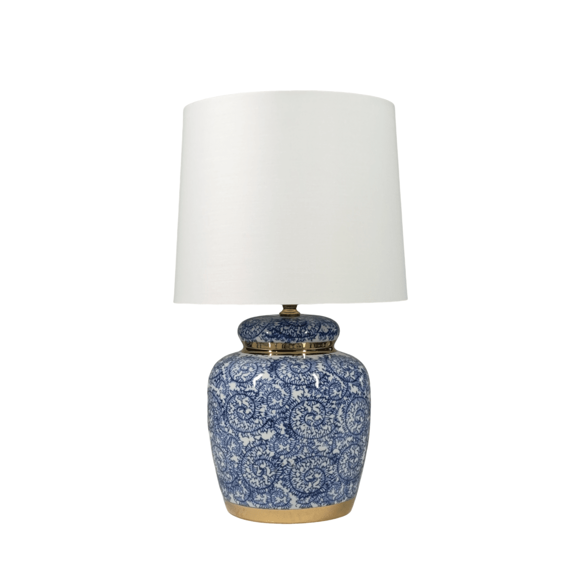 Mönsterås 43cm Bleu lampe de table De Lampan - Vacker bordslampa med dekorativt bl&aring;tt och vitt m&ouml;nster p&aring; porslinbasen med m&auml;ssingdetaljer.