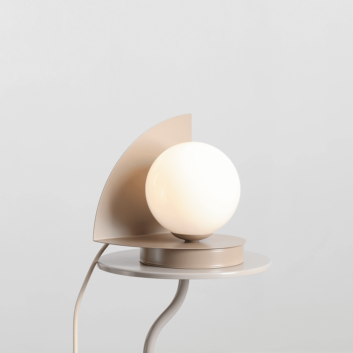 Loop 20cm Beige lampe de table De Artera - Le dôme rond en verre opale a un diamètre de 14 cm et offre une belle diffusion de la lumière.