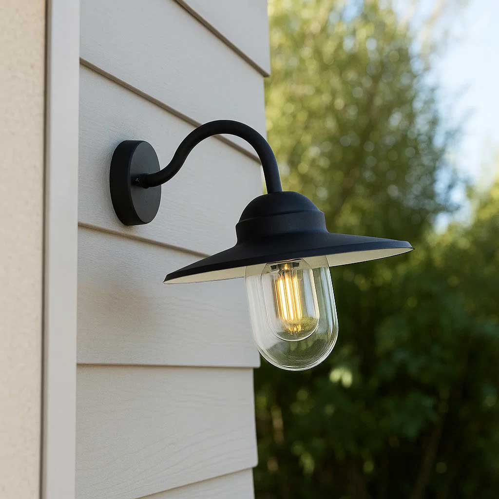 Ystad Noir lampe d’extérieur De Lampan - Ystad &auml;r en klassisk stallykta i svart f&auml;rg och klart glas.