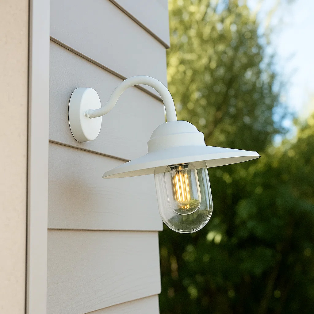 Ystad Blanc lampe d’extérieur De Lampan - Ystad &auml;r en klassisk stallykta i vit f&auml;rg och klart glas.