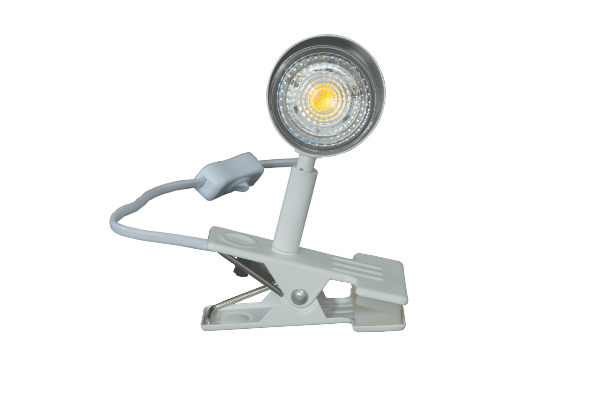 Hugin Blanc lampe à pince De Aneta Lighting - La lampe &agrave; pince m&eacute;tallique Hugin, tr&egrave;s pratique, se fixe facilement &agrave; une t&ecirc;te de lit, une &eacute;tag&egrave;re ou un bureau.