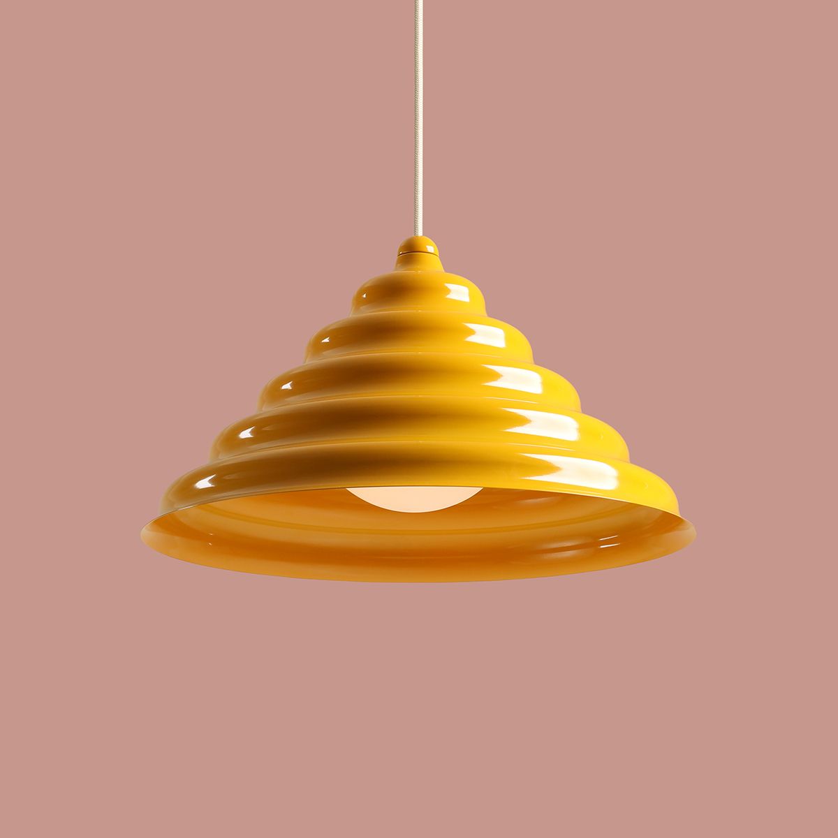 Wave Ø36 Jaune suspension De Artera - Wave est une suspension moderne au design rétro, ce qui en fait une lumière polyvalente qui s'intègre dans n'importe quelle maison.