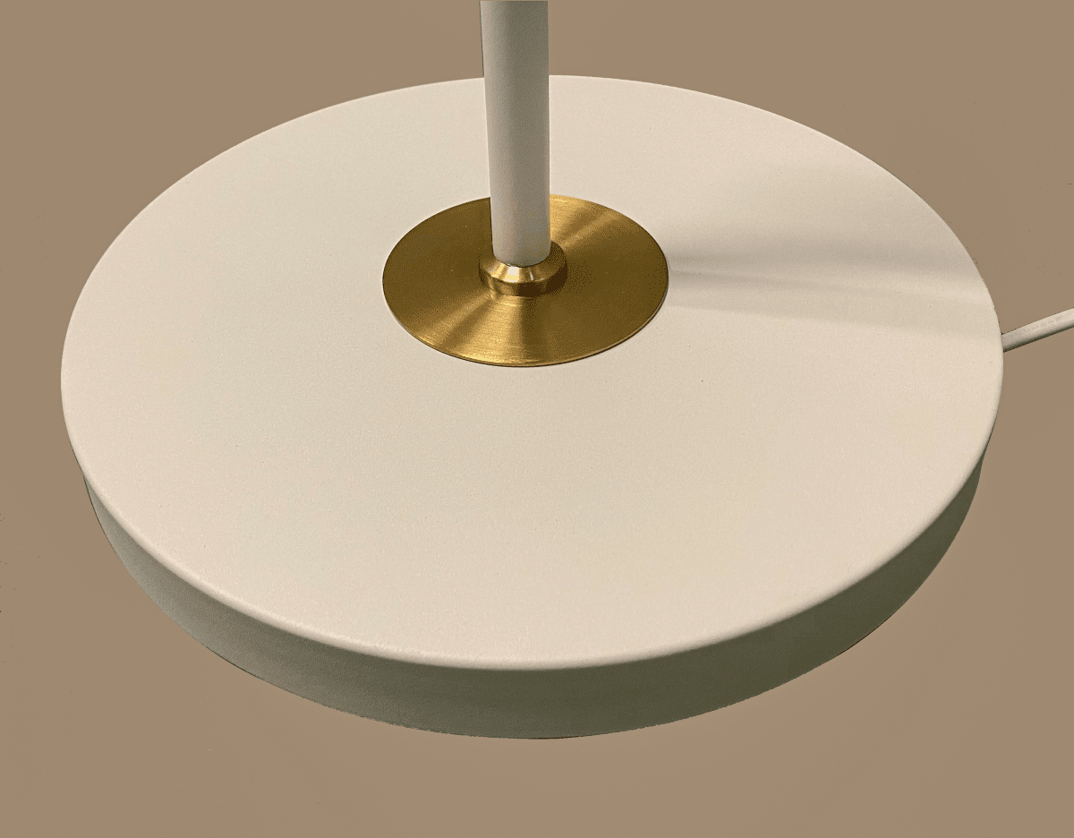 Birka Blanc lampadaire De Aneta Lighting - Lampadaire Birka en métal laqué blanc et détails en laiton sur la base.