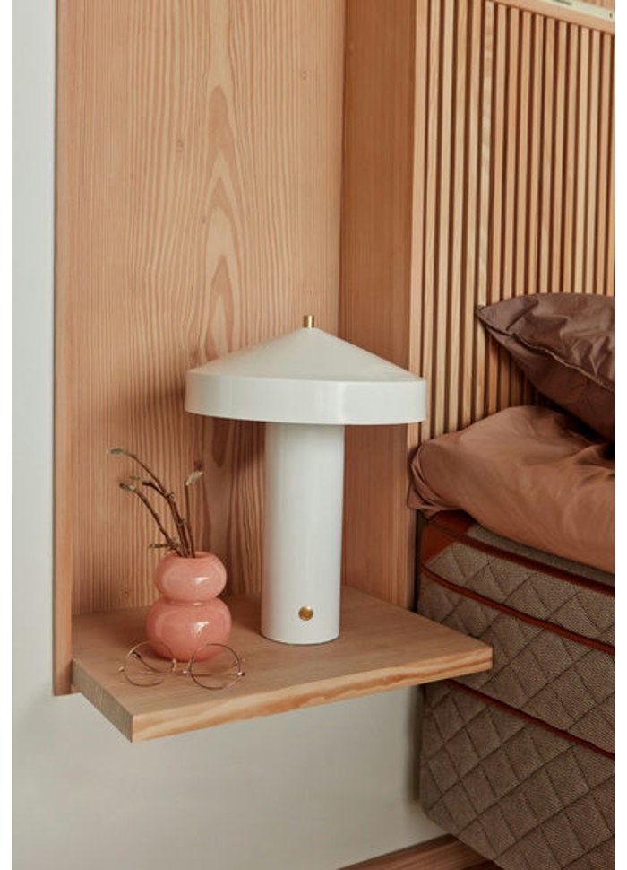 Hatto 40cm Blanc lampe de table De OYOY - Elle fait partie de la célèbre série Hatto et est disponible en plusieurs coloris modernes.