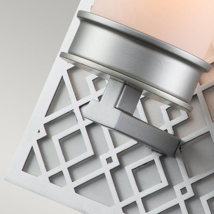 Ziggy 34cm Argent lampe de salle de bain De Elstead Lighting - Son design rustique lui conf&egrave;re une allure &agrave; la fois &eacute;l&eacute;gante et moderne, tandis que le verre opale assure une diffusion de la lumi&egrave;re homog&egrave;ne et agr&eacute;able.