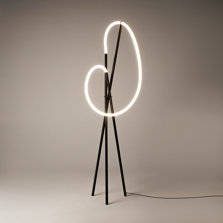 Crochet Noir lampadaire De Maytoni - La luminosit&eacute; peut &ecirc;tre facilement r&eacute;gl&eacute;e &agrave; l'aide du variateur int&eacute;gr&eacute; &agrave; l'interrupteur au sol - une combinaison parfaite de forme, de fonction et d'atmosph&egrave;re.