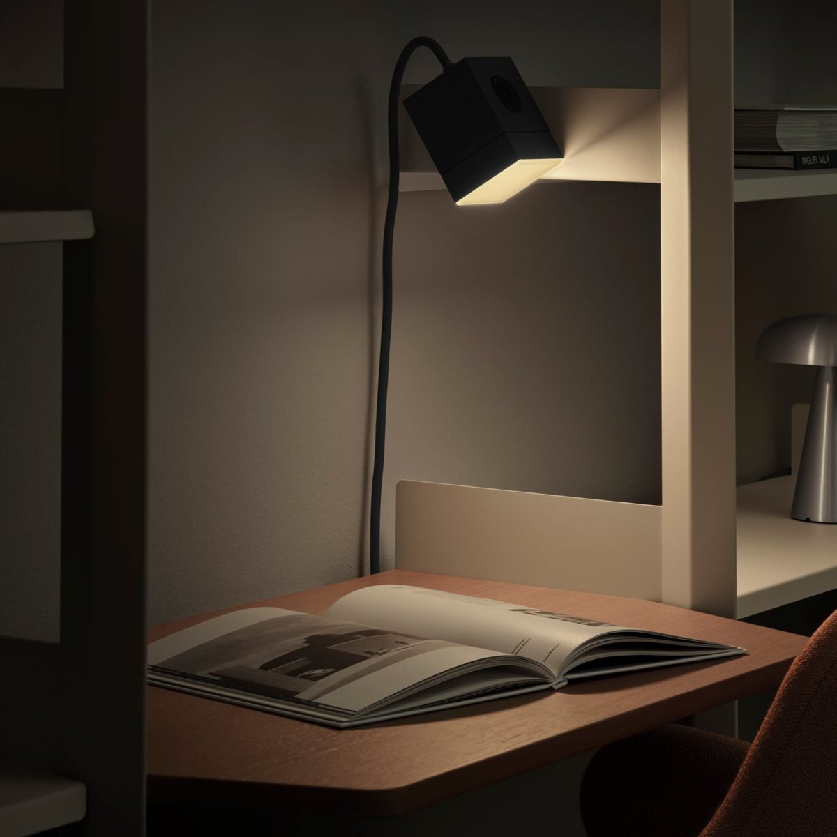 LAMP 1 - EU Noir De Avolt - Cette petite lampe pratique se branche directement sur une prise murale standard de 230 V et est idéale comme veilleuse ou lampe d'ambiance dans les couloirs, les chambres ou toute pièce où vous souhaitez un éclairage doux.